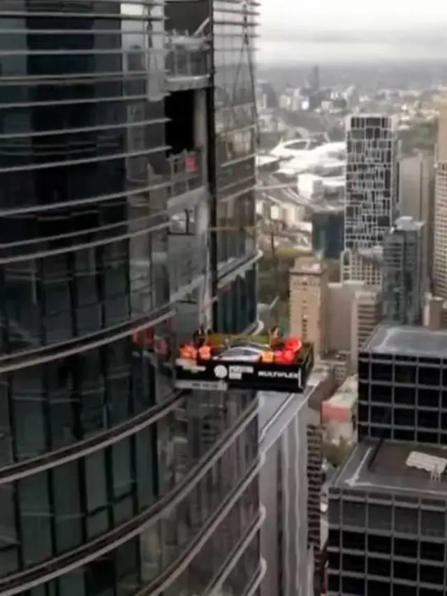 O Luxo Elevado: McLaren GTR Senna de R$ 14,8 Milhões Decora Cobertura de Milionário